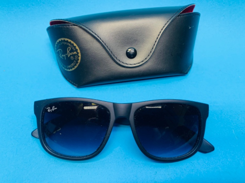 Photo 1 of 804115…rayban sunglasses with case 