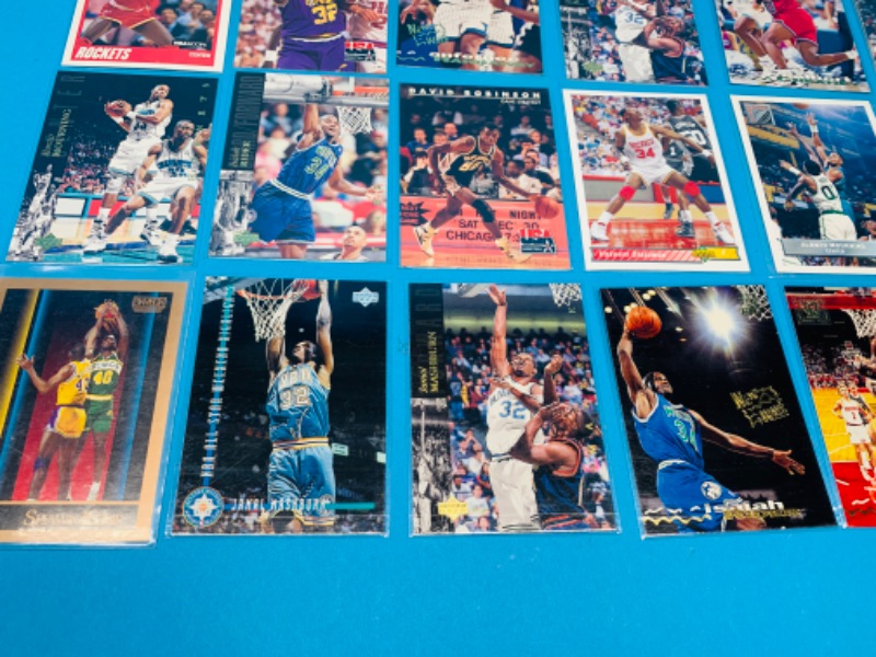 Photo 3 of 804454…32 basketball trading cards in plastic sleeves 