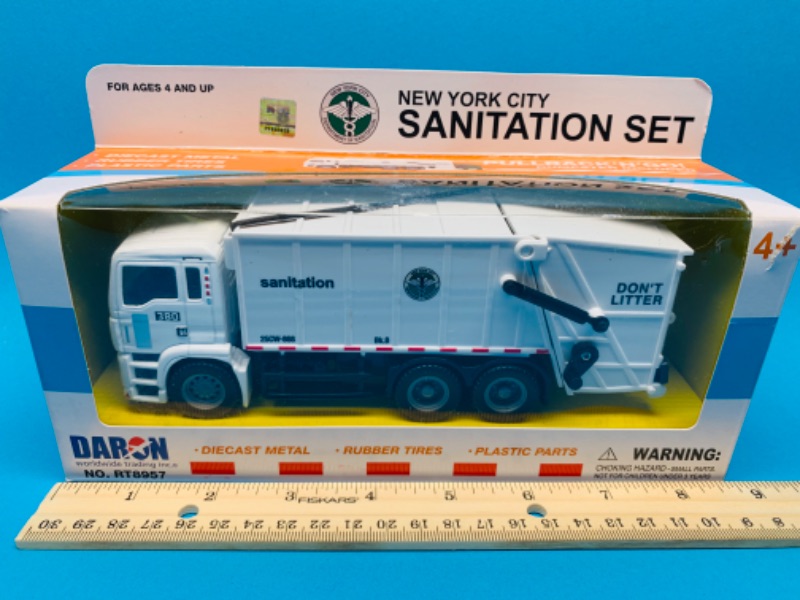 Photo 1 of 804492…Daron die cast pullback and go sanitation truck in box 