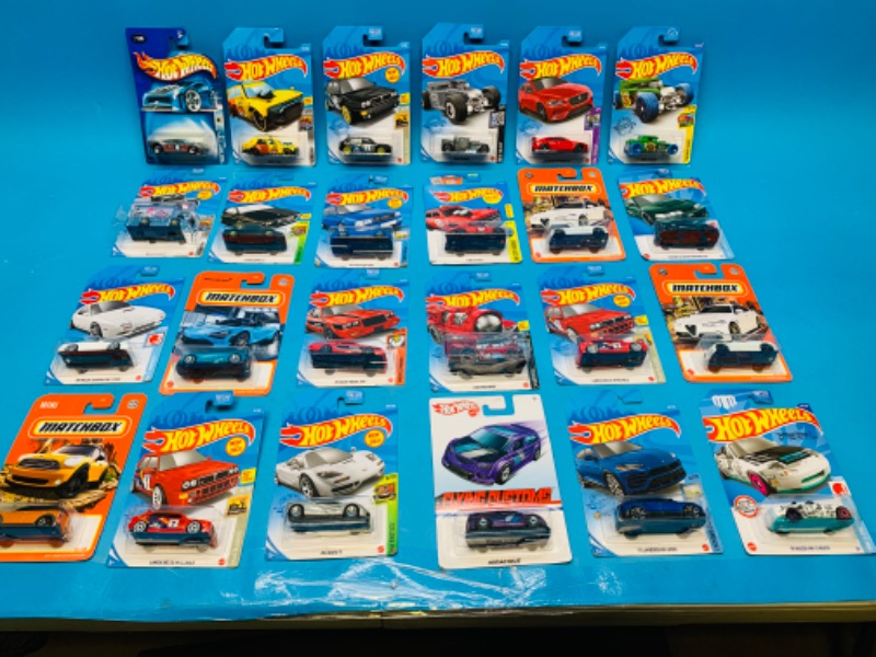 Photo 3 of 804702…51 x 18 hot wheels display with 24 die cast cars included 