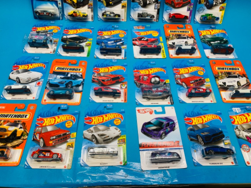 Photo 2 of 804702…51 x 18 hot wheels display with 24 die cast cars included 