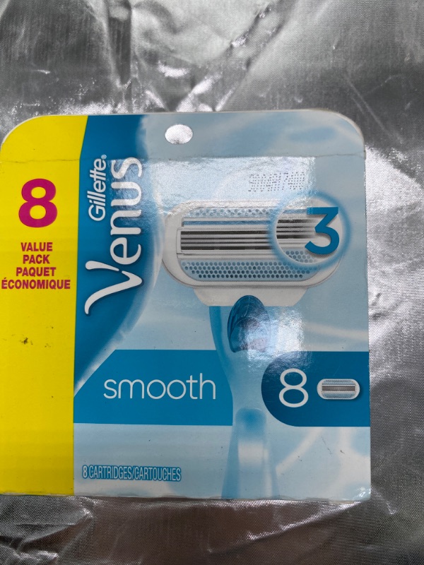 Photo 5 of Gillette Venus Smooth Womens Razor Blade Refills, 8 Count, Lubracated to Protect the Skin from Irritation, Basic, 8 Count (Pack of 1) NEW 