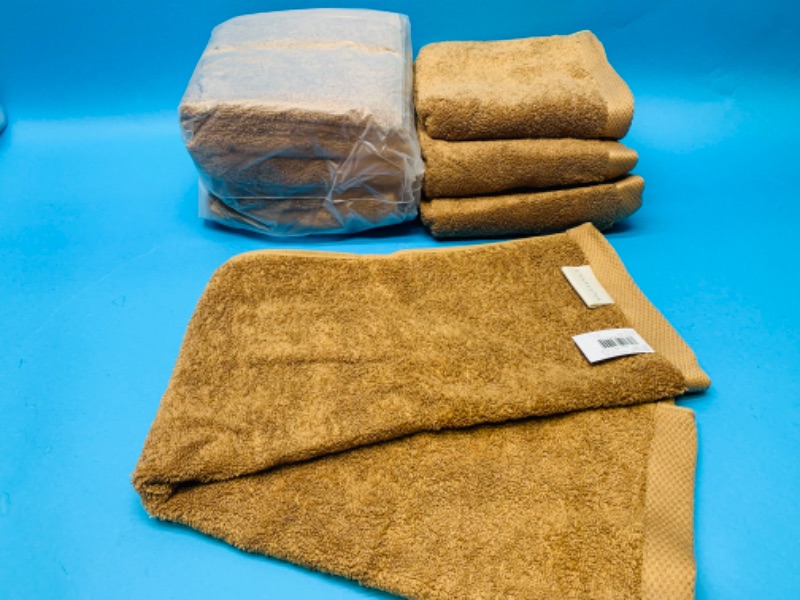 Photo 1 of 825358… 8 fluffy hand towels 
