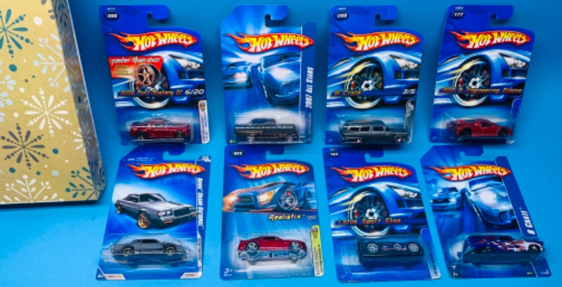 Photo 1 of 827308…8  hot wheels die cast cars in gift box 
