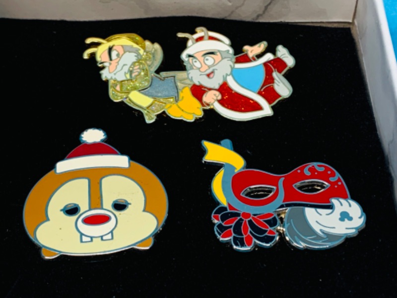 Photo 1 of 827329… 3 Disney pins in gift box