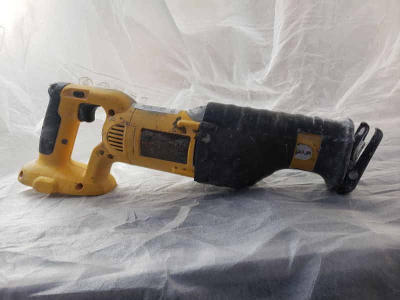 Photo 1 of 18v dewalt sawzall