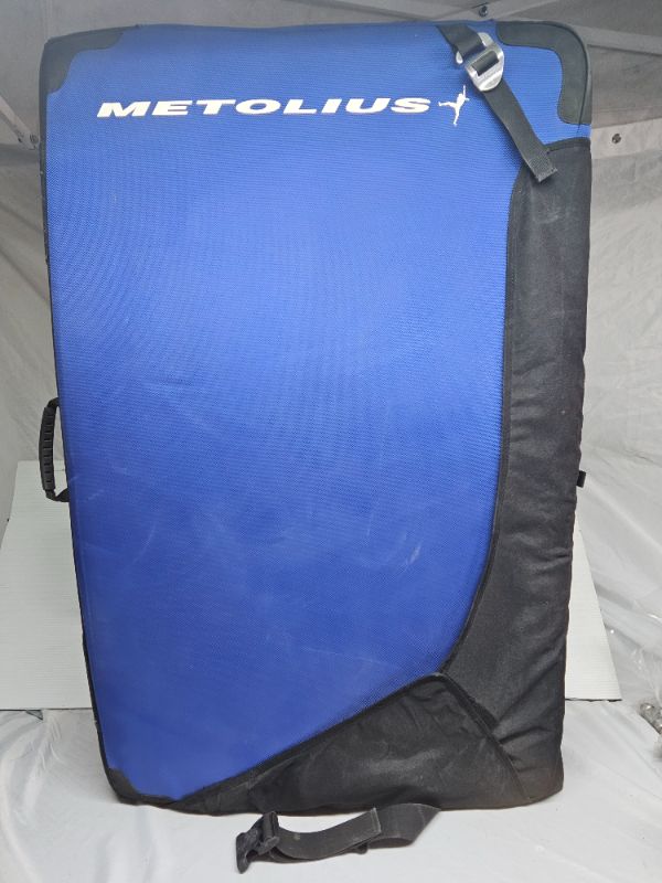 Photo 1 of Metolius backpack crash pad Open size: 36" x 48" x 4" (91.4 cm x 121.9 cm x 10.2 cm)
Folded size: 36" x 26" x 8" (91.4 cm x 66 cm x 20.3 cm)
Weight: 9 lbs. (4 kg)We've made the best selling crash pad in the USA even better! Redesigned flap closure system 