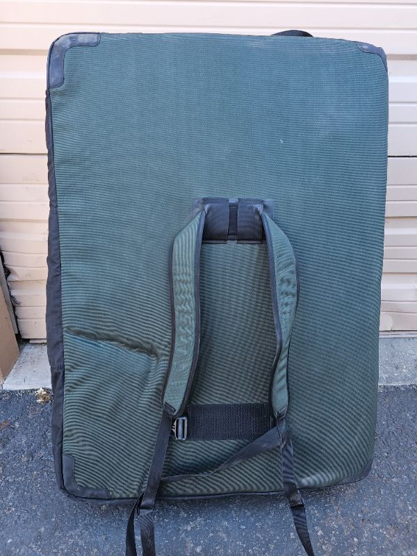 Photo 2 of Metolius backpack crash pad Open size: 36" x 48" x 4" (91.4 cm x 121.9 cm x 10.2 cm)
Folded size: 36" x 26" x 8" (91.4 cm x 66 cm x 20.3 cm)
Weight: 9 lbs. (4 kg)We've made the best selling crash pad in the USA even better! Redesigned flap closure system 