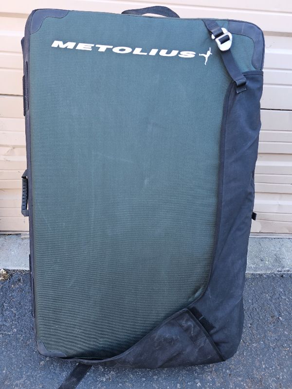 Photo 1 of Metolius backpack crash pad Open size: 36" x 48" x 4" (91.4 cm x 121.9 cm x 10.2 cm)
Folded size: 36" x 26" x 8" (91.4 cm x 66 cm x 20.3 cm)
Weight: 9 lbs. (4 kg)We've made the best selling crash pad in the USA even better! Redesigned flap closure system 