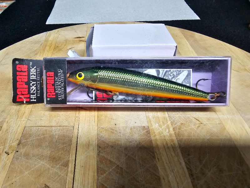 Photo 1 of Rapala Husky Jerk: Rattling Suspending Silver Plated
Suspending Balance Neutre 4" 3/8 oz
HJ-10TSD Tennessee Shad Alose Verte