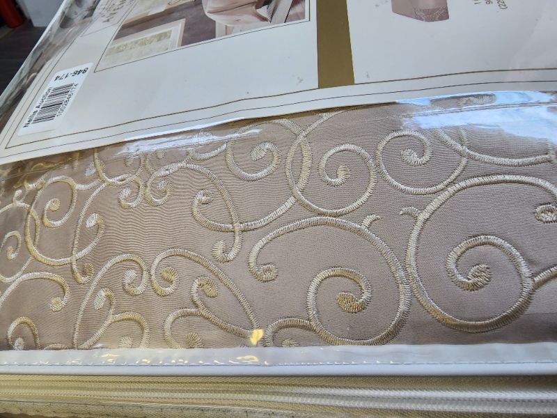 Photo 7 of Queen 5th Avenue Lux Riverton 7 Piece Golden Queen Comforter Set Beige Brown, Includes: 2 Decorative Pillows, 2 Euro Shams, Comforter, 2 Shams
This traditional top of the bed pattern uses a hotel style layout with a jacquard woven deck framed by embroider