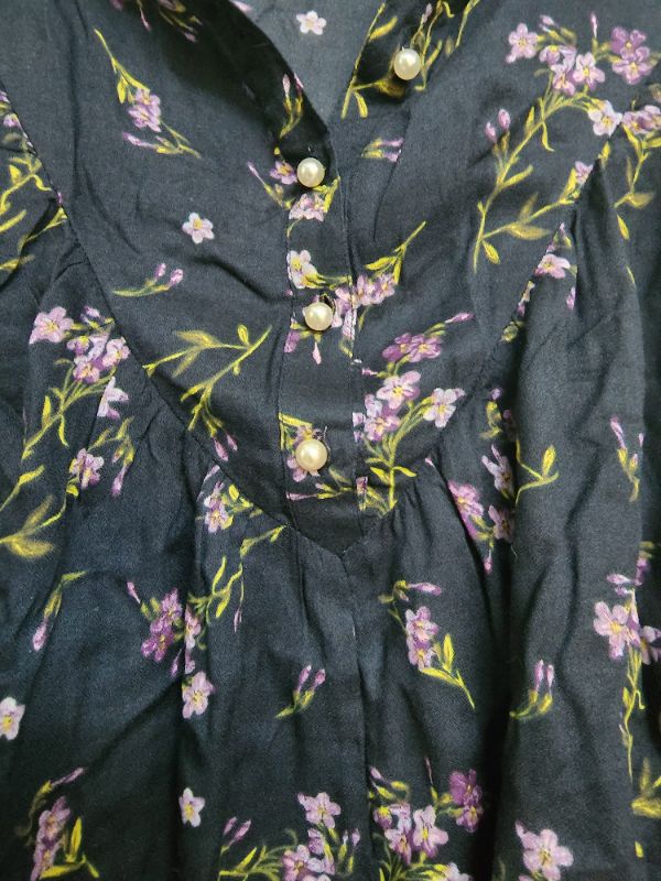 Photo 2 of SIZE JUNIOR S WILLIAM RAST FLORAL BLACK TOP LONG SELLEVE