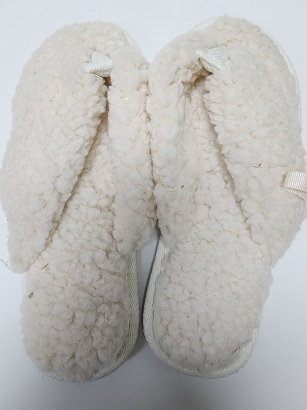 Photo 1 of Women's Size 5/6 Wide Cream Plush house Slippers 