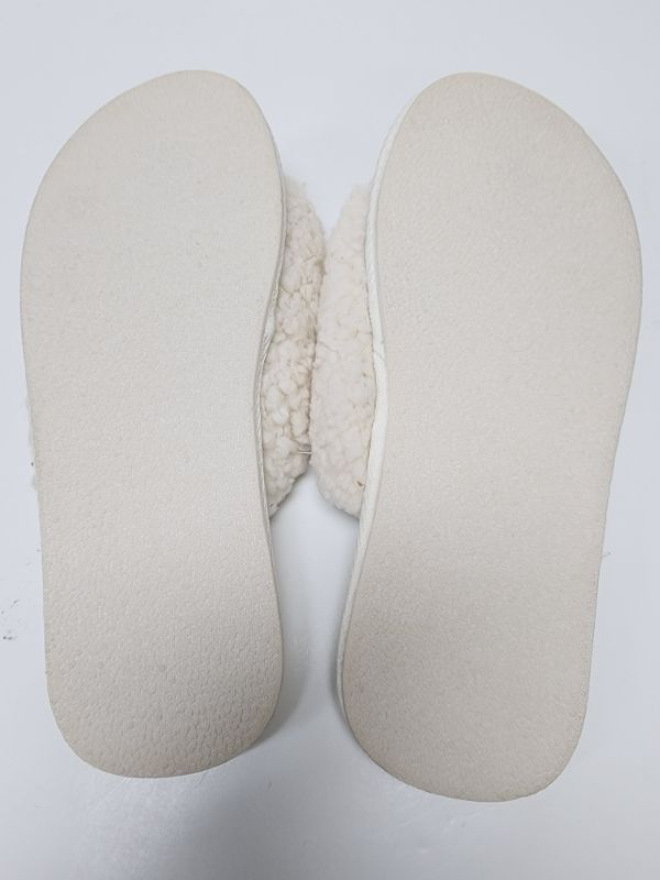 Photo 2 of Women's Size 5/6 Wide Cream Plush house Slippers 