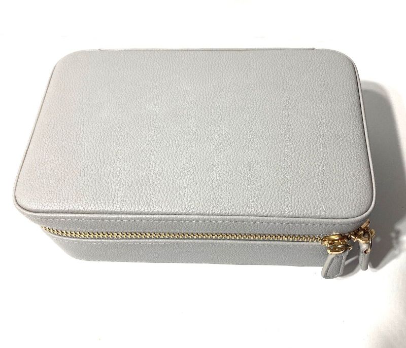 Photo 6 of A spacious jewelry GREY case that can store a variety of jewelry pieces, keeping them secure and organized within multiple compartments, and a drawstring pouch. Ideal for a long trip or a short getaway. Removable drawstring pouch - Necklace Hooks - Elasti