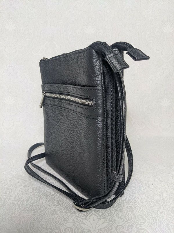 Photo 4 of GIANI BERNINI Dasher pebble leather triple zip women's crossbody organizer BLACK. GIANI BERNINI triple-zip dasher pebble genuine leather women's crossbody organizer bag purse
Carry the essentials in this every-day bag designed by Giani Bernini.
Solid blac