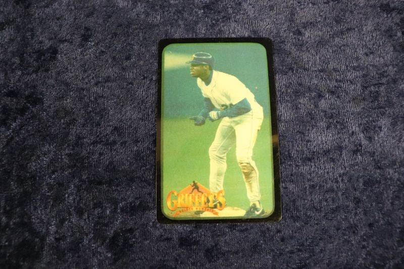 Photo 1 of Ken Griffey Jr 1992 credit card size (Rare)