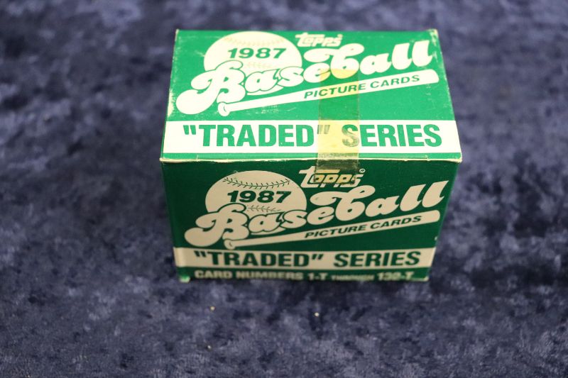 Photo 1 of 1987 Topps Traded Baseball set (sealed)