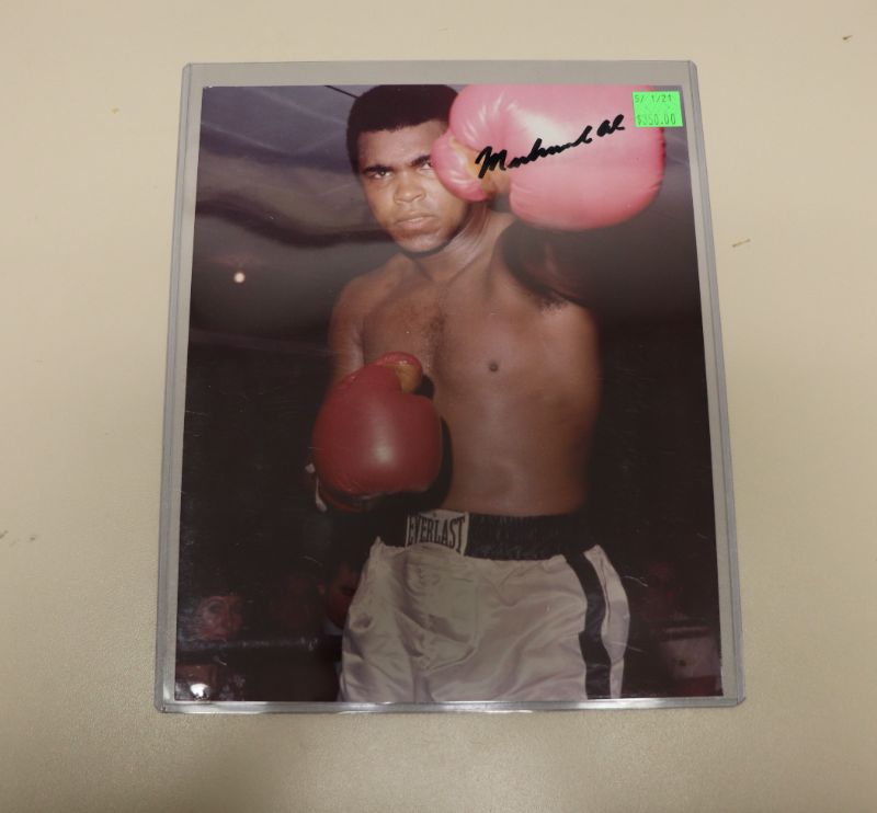 Photo 1 of Muhammed Ali AUTOGRAPHED 8x10 in toploader