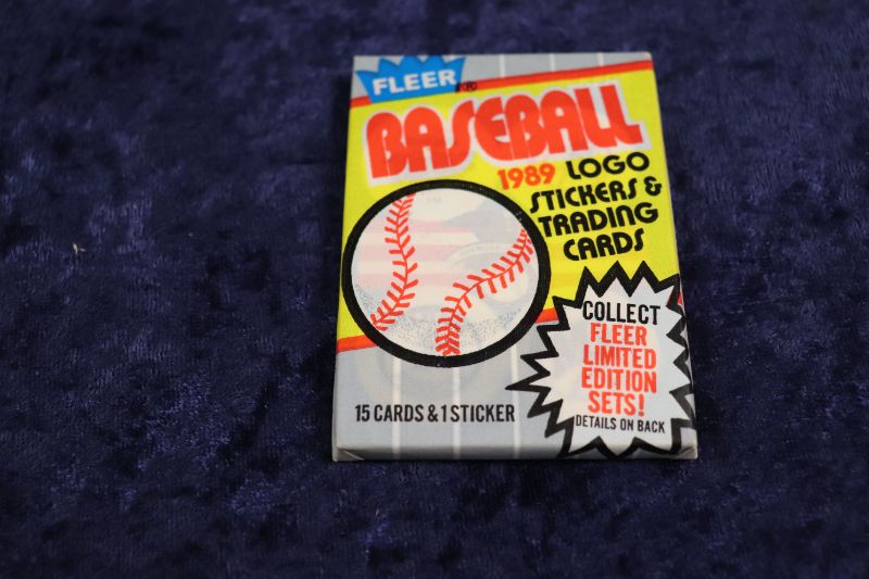Photo 1 of 1990 Fleer Baseball wax pack (sealed)