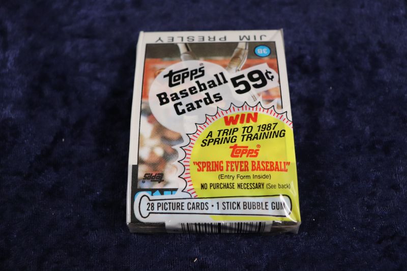 Photo 1 of 1986 Topps Baseball cello pack (sealed)