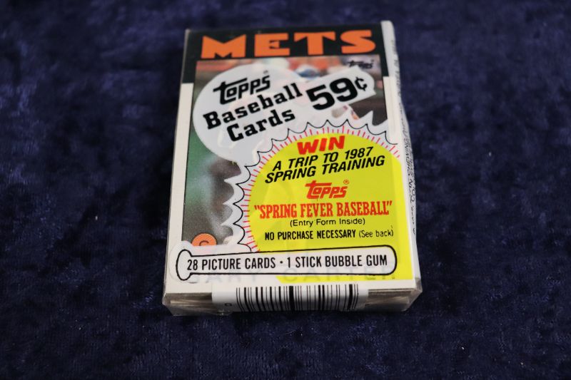 Photo 1 of 1986 Topps Baseball cello pack (sealed)