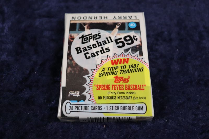 Photo 1 of 1986 Topps Baseball cello pack (sealed)