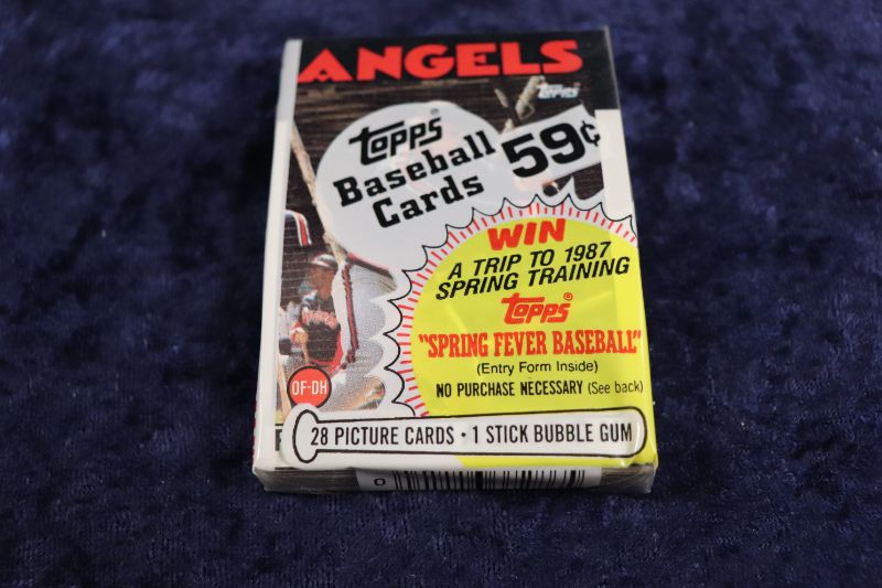 Photo 1 of 1986 Topps Baseball cello pack (sealed)