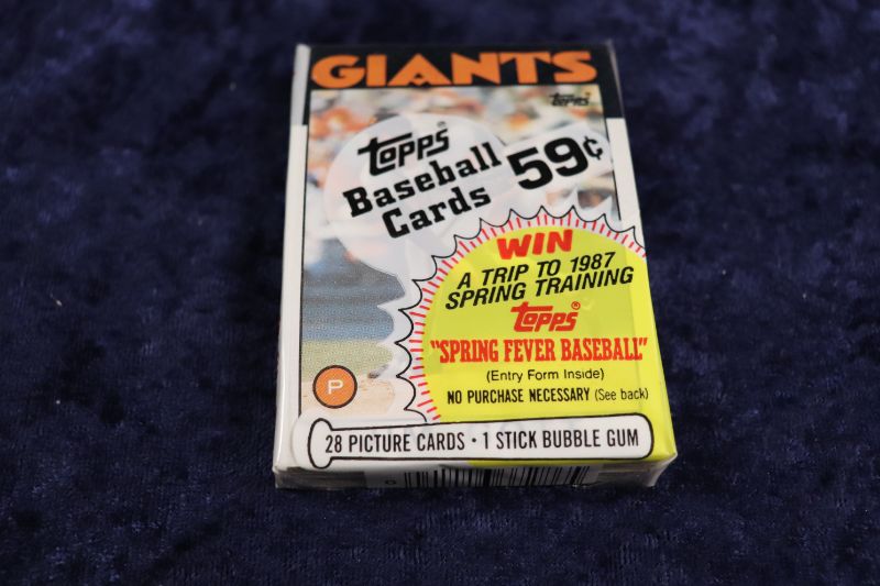 Photo 1 of 1986 Topps Baseball cello pack (sealed)