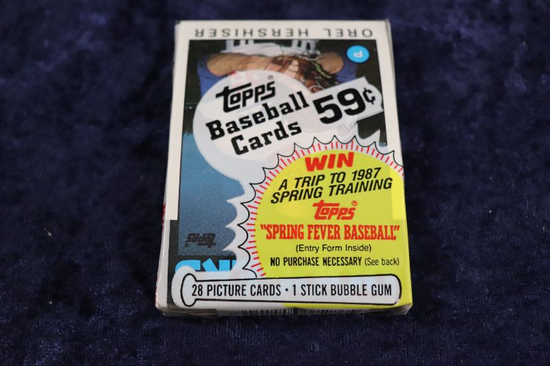 Photo 1 of 1986 Topps Baseball cello pack (sealed)