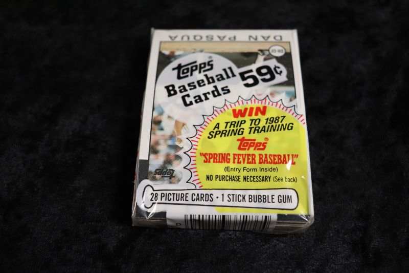 Photo 1 of 1986 Topps Baseball cello pack (sealed)