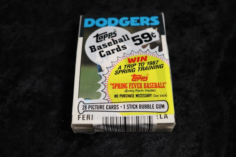 Photo 1 of 1986 Topps Baseball cello pack (sealed)