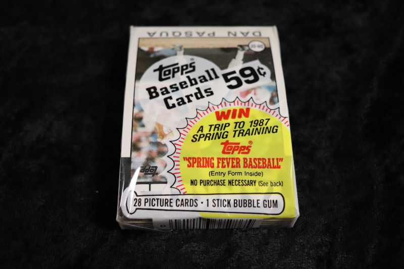 Photo 1 of 1986 Topps Baseball cello pack (sealed)