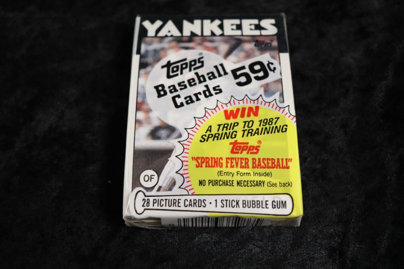 Photo 1 of 1986 Topps Baseball cello pack (sealed)