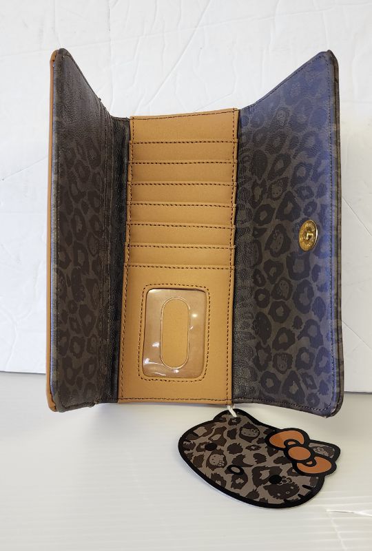 Photo 3 of LOUNGEFLY X SANRIO HELLO KITTY BAG AND WALLET LEOPARD COLLECTION
LIKE NEW CONTION