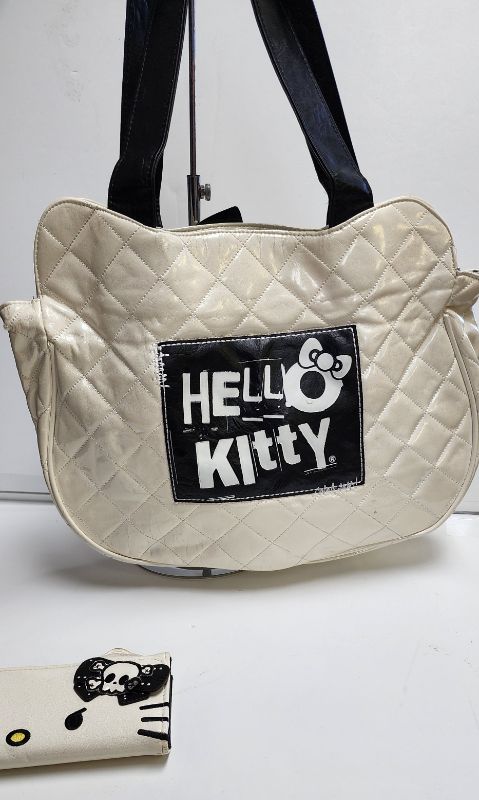 Photo 2 of LOUNGEFLY X SANRIO HELLO KITTY BAG AND WALLET COLLECTION
It  Has scuffs and blemishes