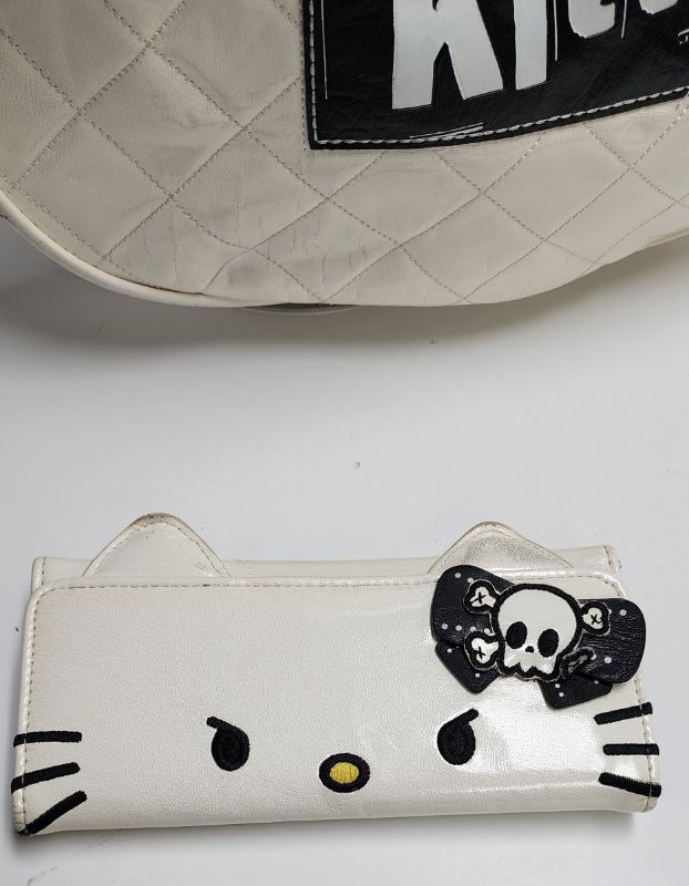 Photo 3 of LOUNGEFLY X SANRIO HELLO KITTY BAG AND WALLET COLLECTION
It  Has scuffs and blemishes