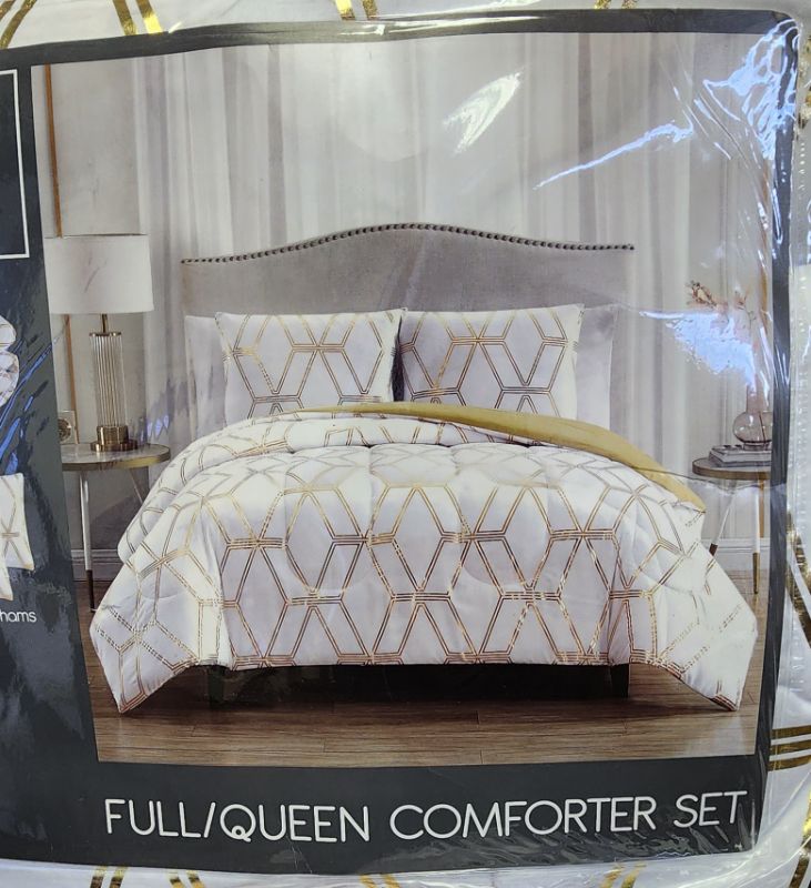 Photo 2 of Full/ Queen COLLECTIBLES Favo Reversible 3-pc.Comforter Set Bedding In White/ Gold
Includes a comforter and 2 standard shams