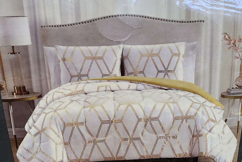 Photo 1 of Full/ Queen COLLECTIBLES Favo Reversible 3-pc.Comforter Set Bedding In White/ Gold
Includes a comforter and 2 standard shams