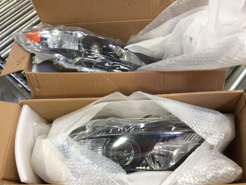 Photo 1 of 20-9087 Toyota Camry Right  AND LEFT Replacement Head LampS
