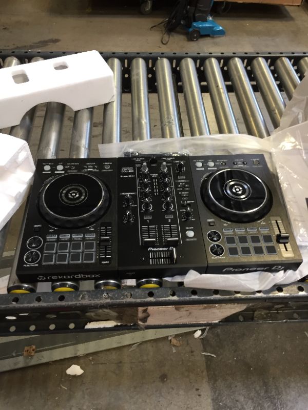 Photo 1 of PIONEER DJ DDJ-400 Two-Channel Compact Rekordbox DJ Controller
