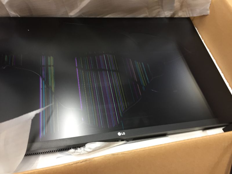 Photo 1 of lg 31.5 uhd computerr monitor 
cracked screen 