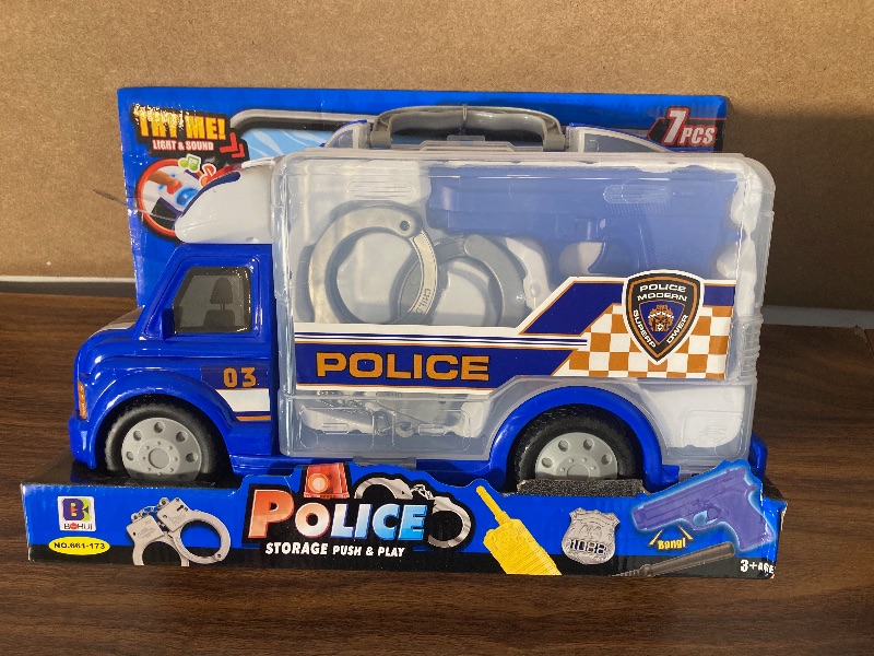 Photo 2 of BOHUI Police Play Set (7pcs)
Product Code:9015902-001001
7 pcs plastic police play set storage vehicle