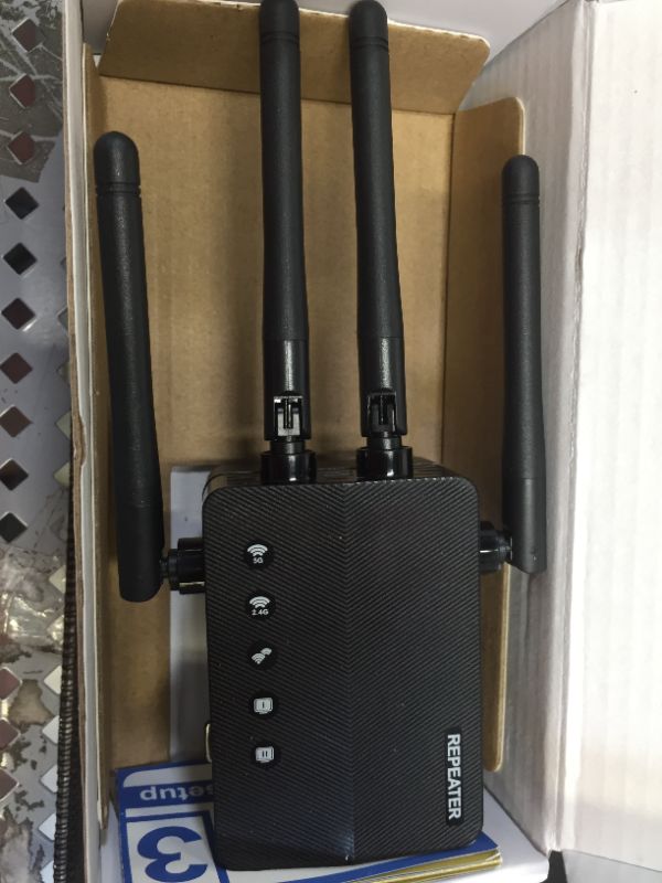 Photo 2 of Generic Dual Band WiFi Repeater