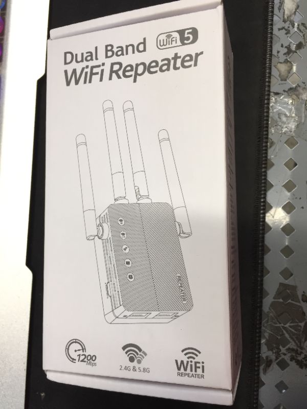 Photo 1 of Generic Dual Band WiFi Repeater