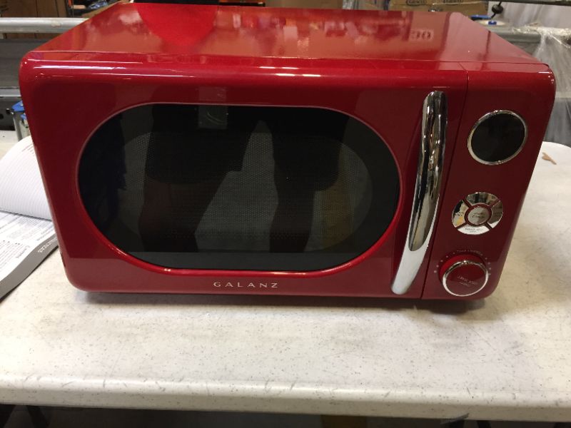 Photo 5 of Galanz Retro 0.7 Cu ft 700W Countertop Microwave - Red