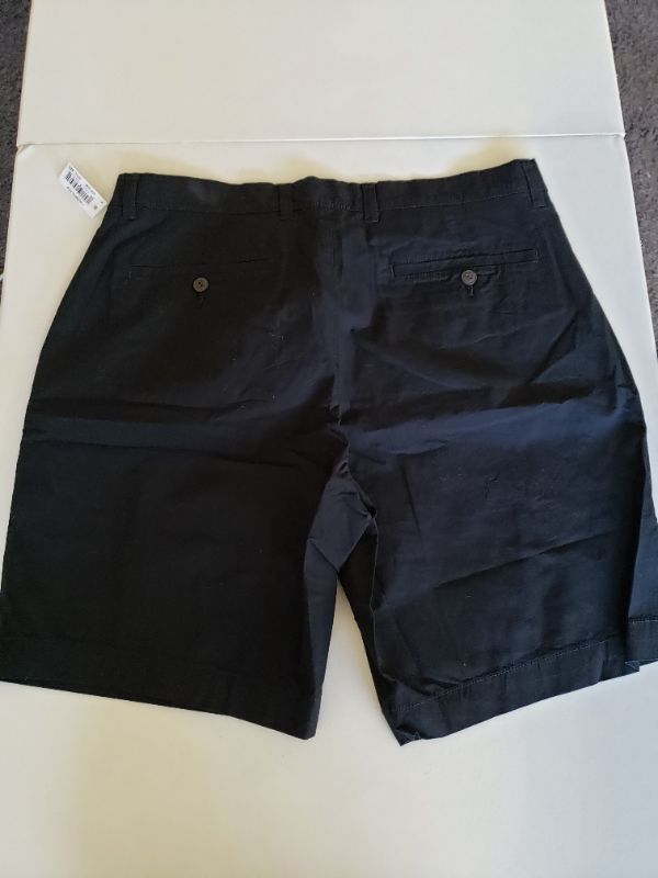 Photo 3 of Amazon Essentials Men's Slim-fit Lightweight Stretch 9" Short. Size 36.
