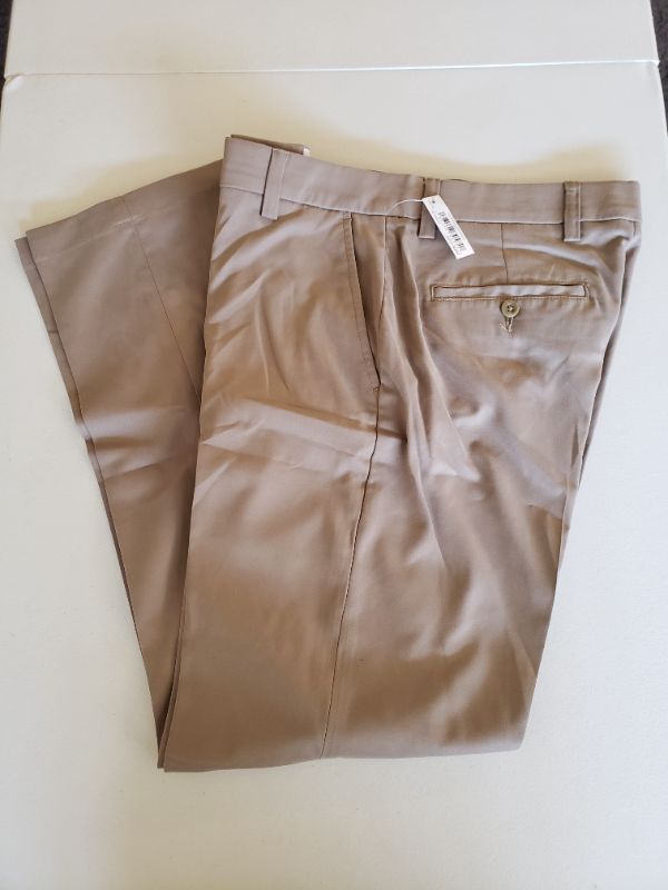 Photo 1 of Amazon Essentials Men's Classic-fit Stretch Golf Pant. Size 31x32.
