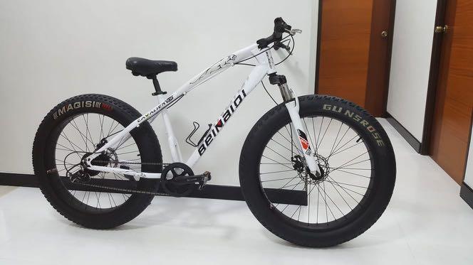 Photo 1 of *MISSING pedals and seat* 
BEINAIQI 26inch 21-Speed 4.0 Fat Tire Bike Double Disc Brake High Carbon Steel Snow Bike Adult Children Mountain Bicycle Max Load 150kg - White
