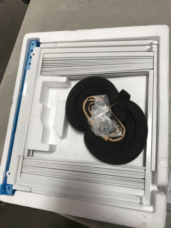 Photo 1 of MIDEA MAW05M1BWT Window air conditioner 5000 BTU with Mechanical Controls, 7 temperature, 2 cooling and fan settings, White
MAJOR DAMAGE NOT FUNCTIONAL